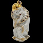 LIMOGES FRANCE - Escultura porcelana Limoges retratando um palhaço Pierrot. Decorado em ricos detalhes em frisos dourados. Medida: 20cm x 10cm.