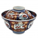 Antiga tigela Oriental, pintura policromada no padrão clássico Imari com cores vibrantes, tipicamente vermelho ferro, azul cobalto e detalhes em ouro, em porcelana estilo Oriental.  Medida: 16cm x 12cm.