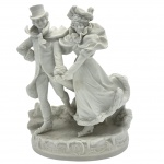 Escultura Francesa, Representando " Casal de patinadores" em cena galante, confeccionada em porcelana. Medida: 22cm x 17cm.