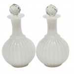 Conjunto de toucador, sendo Par de perfumeiros, anos 50, art deco, em opalina branca,  decorado em gomos verticais que criam uma textura ondulada em todo seu bojo,  cristal lapidado  com diversas faces planas, geométricos. Medida: 12cm.