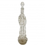 Licoreira esculpido no formato de uma mão segurando uma adaga em demi cristal Franceses. Medida: 42cm.
