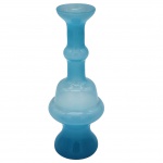 Antigo vaso solitário, Frances anos 60, delicado design geométrico em camadas que remete diretamente à estética escultural de gomos, no tom azul turquesa de design escandinavo. Medida: 18cm.