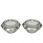 CRISTAL - Par de cinzeiros antigos em cristal facetado, trabalhados no estilo Art Déco. As peças apresentam formato octogonal com lapidação em diamante, conferindo brilho e sofisticação característicos da época. Medidas: 10 cm x 5 cm.