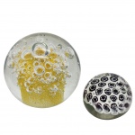 MURANO - Par de pesos de papel em cristal Murano, trabalhados no estilo Art Déco e datados da década de 1960. As peças apresentam formas orgânicas e acabamento característico da tradição veneziana. Medida:10 cm. obs, um apresenta fio.