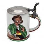 COLECIONISMO - Antiga caneca de chopp alemã (Tankard), datada da década de 1970, confeccionada em porcelana pintada à mão. A peça possui tampa de estanho e exibe uma ilustração de um homem fumando cachimbo, característica que lhe confere autenticidade e charme vintage. Medida: 15 cm.