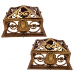 Par de luminárias de teto em estilo vitoriano, datadas da década de 1950, confeccionadas em metal dourado. As peças são decoradas com galerias vazadas no padrão de volutas ornamentais em espiral, que se encontram no centro e emolduram um elemento decorativo central. Medidas: 32 cm x 20 cm.