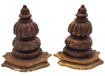 Par de peanhas em madeira entalhada, trabalhadas em motivos vegetalistas característicos do século XIX. Cada peça apresenta delicado trabalho artesanal que valoriza a estética clássica da época. Medida: 20 cm.