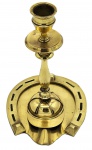 Antigo Castiçal, estilo palmatória, com base em formato de ferradura e detalhes vazados. Confeccionado em metal dourado. Medida: 16 cm.