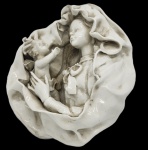 ARTE SACRA - Escultura, "Maternidade", em Porcelana branca, representando Maria e jesus. Medida: 15cm.