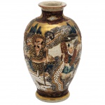 Vaso Satsuma, partir do período Meiji (18681912), ricamente ornamentada com figuras de guerreiros ou samurais Oriental detalhados, vestindo trajes tradicionais padronizados com tramas e espirais em tons de marrom, azul, verde e branco e frisos dourados. Medida: 16cm. Obs, apresenta fio de cabelo.