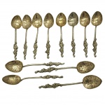 Conjunto contendo doze colher de cafe japonesas de Nagasaki, Com rica decoração em relevos de dragão e tigelas com padrões florais, em metal espessurado.
