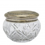 BACARAT -  Antigo porta-pó, vintage, em cristal bacarat, possivelmente do século XIX ou início do século XX, Apresenta rica lapidação em palmas, Com tampa em metal prateado, decorado em estrala. Medida: 8cm x 10cm.