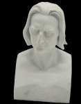 PORCELANA - "FR. LISZT", peça decorativa em porcelana trabalhada com detalhes clássicos. Medidas: 18 cm x 10 cm.Medida: 18cm x 10cm.