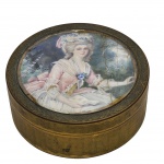 COLECIONISMO - Caixa de pó vintage,  em metal dourado, com retrato de pintura, feita à mão de uma jovem em trajes do século XIX. Medida: 11cm x 4cm. Obs, no estado.