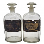 COLECIONISMO - Par de Antigas garrafas de farmácia XIX, sendo um com rótulo visível  "VINHO DIURETICO",  Medida: 25cm x 13cm.