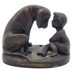 ALIOT - Escultura em peti bronze. Cachorro e criança. Medida: 16 cm x 12cm.