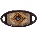 Bandeja decorativa confeccionada em madeira nobre, com asas de borboleta aplicadas e tampo em vidro. A peça combina delicadeza artesanal e sofisticação natural. Medidas: 44 cm x 21 cm.