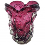 MURANO - Belíssimo Vaso em vidro Murano, art deco, apresentando linhas orgânicas e acabamento artístico característico da tradição veneziana. Medidas: 25 cm x 20 cm. OBS. com detalhe em forma de ostra na borda.