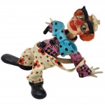 COLECIONISMO -  Escultura de palhaço acrobata, possivelmente da década de 1980, com detalhes pintados à mão, como o padrão floral na roupa e bolinhas no chapéu. Medidas: 15 cm x 15 cm.