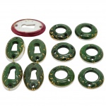 PORCELANA - Conjunto em porcelana para chave e maçaneta, nas cores vermelho e verde. Medida da peça maior: 7 cm.
