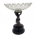 Belíssimo Centro de mesa com base em petit bronze, ornamentada ao feitio de querubins. Medidas: 29 cm x 25 cm.