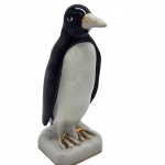COLECIONISMO - Pinguim, em porcelana branca vitrificada, com ricos detalhes em frisos de ouro. Medida: 23cm.