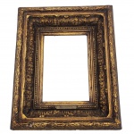 Moldura em madeira ricamente entalhada à mão. Medidas: 30 cm x 37 cm x 7 cm.