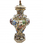 Antigo Vaso decorativo em porcelana Italiana da marca Capodimonte, datada de meados do século XX. Com escultura de leão no topo. Ricamente ornamentado com cenas figurativas, motivos florais e acabamentos em dourado. Frequentemente utilizado como base para abajur. Medidas: 40 cm x 25 cm.