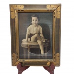 Antiga fotografia datada de cerca de 1950, em moldura de madeira entalhada. Medidas: 42 cm x 52 cm.