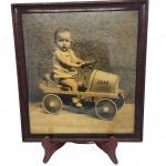 Antiga fotografia datada de cerca de 1950, em moldura de madeira entalhada. Medidas: 50cm x 55cm.