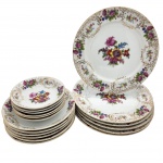 PORCELANA - Conjunto vintade de parte de serviço de jantar, em rica policromia no padrão floral colorido com detalhes em dourado na borda. Sendo seis bow, seis tigelas, seis pratos rasos.