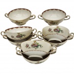 PORCELANA - Conjunto de oito consume, em porcelana oriental. Decorado por delicado padrão  floral rica policromia e frisos.