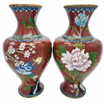 CLOISENNÉ - Grande par de vasos Oriental XX de coleção, em cloisonné sobre bronze, com esmaltes característicos magnificamente policromados,  com ricas composições botânicas com peônias e flores de ameixeira, ramos estilizados em tons de branco, rosa e folhas verdes. Medida: 40cm.