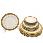 Parte de conjunto de jantar, composto por 18 peças: seis pratos rasos, sete pratos de sobremesa e cinco pires. Apresenta rica decoração luxuosa em frisos de ouro. Todas as peças trazem a marca da manufatura no verso. Obs. Pratos de diferentes marcas.