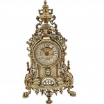 Belíssimo relógio no estilo Barroco-Rococó francês, início do século XIX. Executado em bronze com rica douradura, apresenta numerais romanos esmaltados em relevo sobre cartuchos circulares individuais. Movimento a quartzo. Medidas: 45 cm x 25 cm. Observação: não testado.