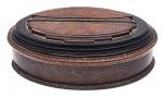 Caixa em madeira nobre, em formato oval, com tampa. Medida: 22cm x 10cm x 9cm. Apresenta pequena falta na madeira interna.