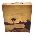 Grande caixa porta-vinhos de madeira marchetada, técnica século XIX no Brasil, rica decoração de representação paisagística do Rio de Janeiro. Com compartilhamentos internos e alça para transporte. Medida: 35cm x 30cm x 10cm.