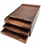 Porta organizador de mesa antigo, inicio do século XX, em madeira nobre. Três gavetas rasas, dispostas em degraus e com puxadores em entalhes curvos. Medida: 40cm x 25cm x 13cm