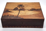 caixa retangular vintage, madeira com técnica de marchetaria, apresentando uma cena do Rio de Janeiro. A tampa exibe uma ilustração composta de palmeiras, montanhas e praias, comum em artesanatos dos anos 1950. Medida: 35 cm x 28cm x 10cm.