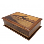 Caixa retangular vintage, madeira com técnica de marchetaria, apresentando uma cena do Rio de Janeiro. A tampa exibe uma ilustração composta de palmeiras, montanhas e praias, comum em artesanatos dos anos 1950. Medida: 35 cm x 28cm x 10cm.