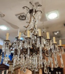 Elegante lustre francês do século XIX, feito de bronze e cristal.