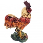 Galo em cerâmica, esculpida com uma ricos detalhes texturizados que simulam a plumagem da ave em rica policromia. Medida: 40cm x 30cm.