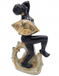 ARTE AFRICANA - Escultura arte popular, de figura feminina africana com esmalte negro e detalhes dourados,  porcelana do estilo Art Deco, datada da década de 1950.  Medida: 26cm.