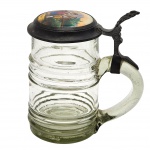 Caneca de choop, tampa e estanho (pewter) e detalhes de porcelana pintada à mão com uma cena galante. Medida: 15cm x 15cm.