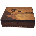 COLECIONISMO - Caixa retangular vintage em madeira com técnica de marchetaria, apresentando cena do Rio de Janeiro. A tampa traz ilustração com palmeiras, montanhas e praias, típica dos artesanatos dos anos 1950. Medidas: 34 cm x 28 cm x 10 cm.