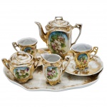 PORCELANA - Conjunto de servir café,  em porcelana decorada em rica policromia no padrão floral e frisos dourados, versão em miniatura. Medida bandeja. 25cm x 23cm. Medida menor: 10cm.