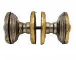 Par de maçanetas, Em metal prateado. Medida: 15cm x 9cm.