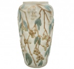 Vaso em opalina, no tom branco, decorado em relevo no tom verde e marrom. Medida: 25cm x 13cm.