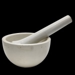 Made in Czechoslovakia - Almofariz com pistilo (pilão) de porcelana branca. Medida bow: 25cm x 13cm.