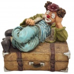 COLECIONISMO - Estatueta de Palhaço em posição de descanso, resina Italy, em rica policromia. Medida: 18cm x 10cm.